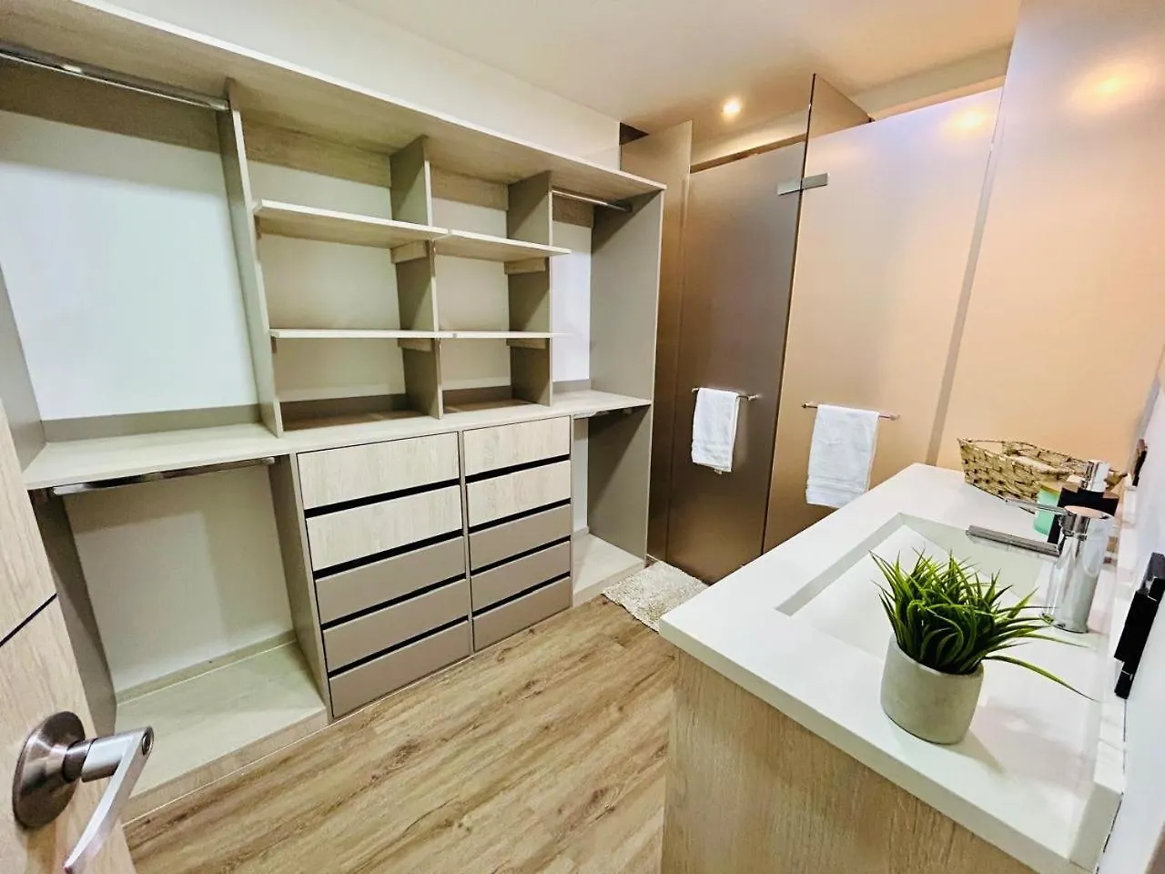 Modern, Apt/Near Tourist Sites. Medellin Colombia